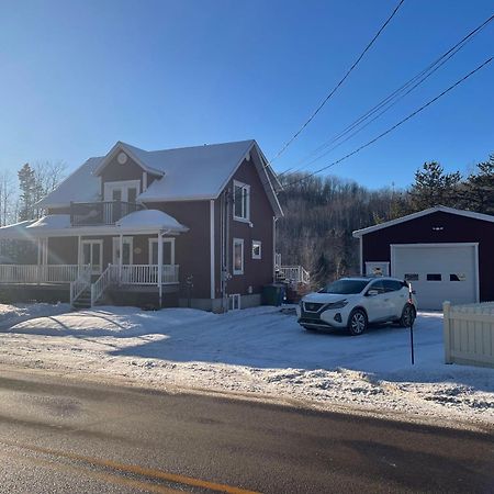 Belle Maison Avec Vue Sur La Riviere LʼAnse-Saint-Jean Exterior foto